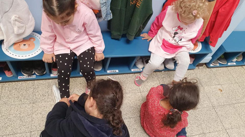 Entraide en classe multiniveaux montessori