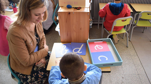 Mme Alice en atelier Montessori à l'école Saint Nicolas de Roubaix